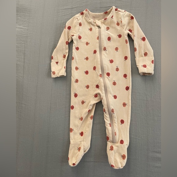 Bundle of 7 footies/sleepers 0-3mo (Hanna Andersson, Tea Collection, Carter’s) - Picture 7 of 10